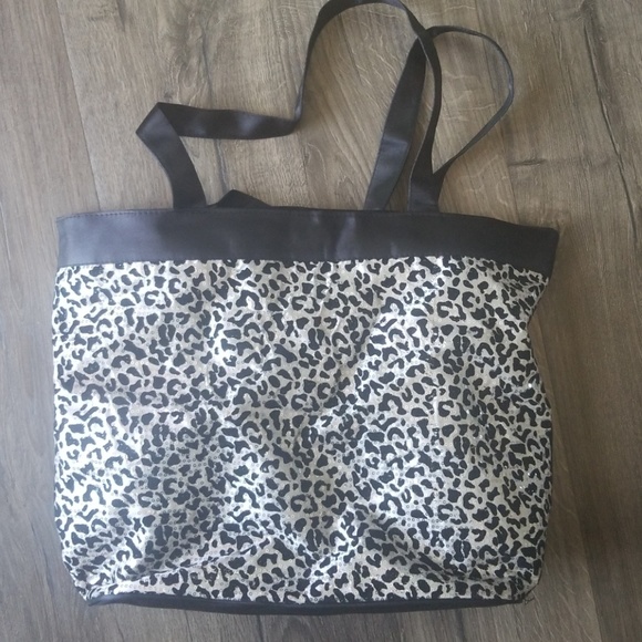 Avenue Handbags - Black and silver leopard print tote